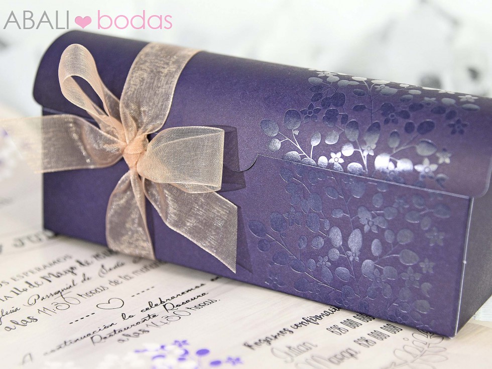 Cofre morado con pergamino